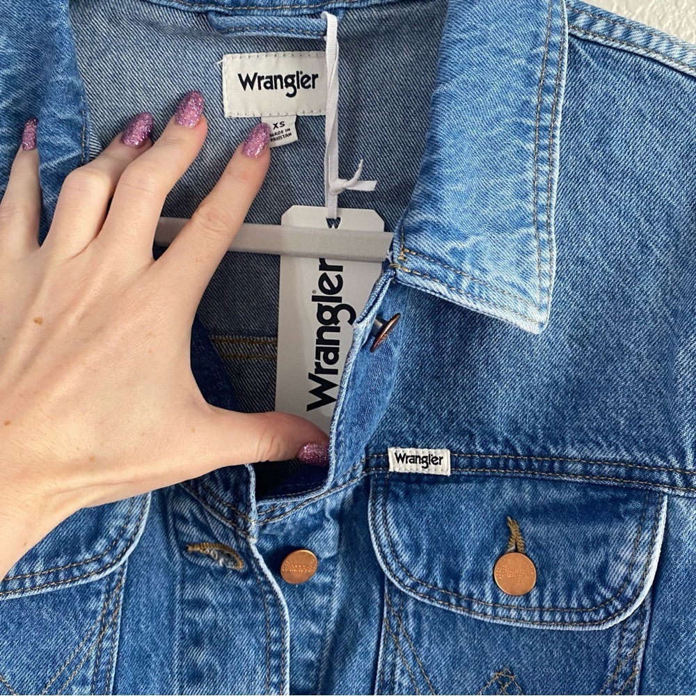 Wran­gler Women's Cowboy Crop Denim Jacket in Together Again - Picture 8 of 10